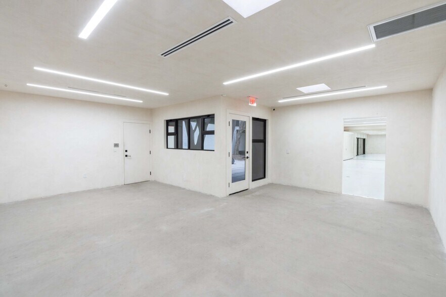 More Photos Of 8271 Beverly Blvd, Los Angeles Restaurant For Lease