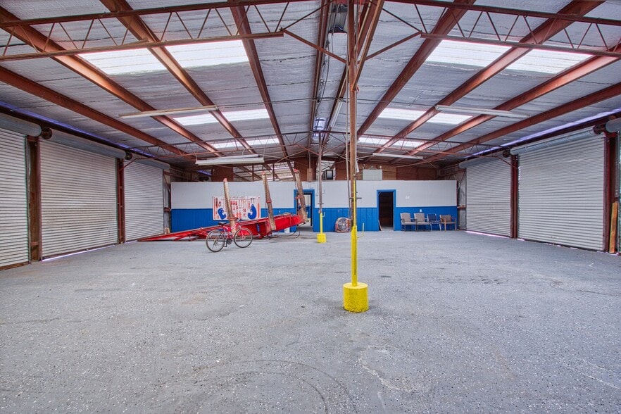 More Photos Of 11815 Misty Dr, Houston Light Manufacturing For Sale