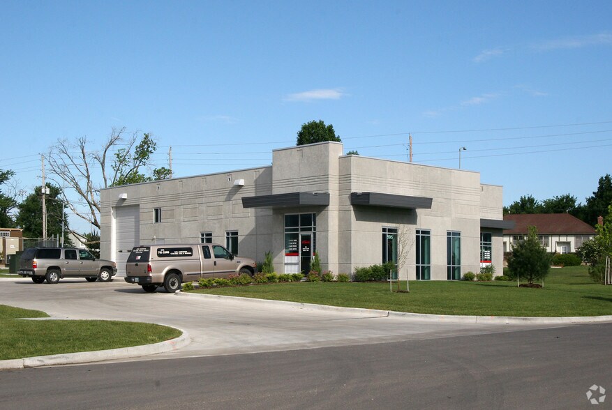 More Photos Of 895 N MartWay Dr, Olathe Warehouse For Sale