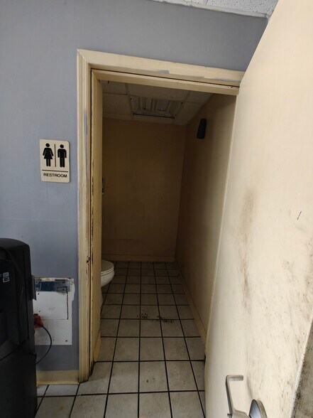 More Photos Of 18300 US Highway 19 N, Clearwater Auto Repair For Lease