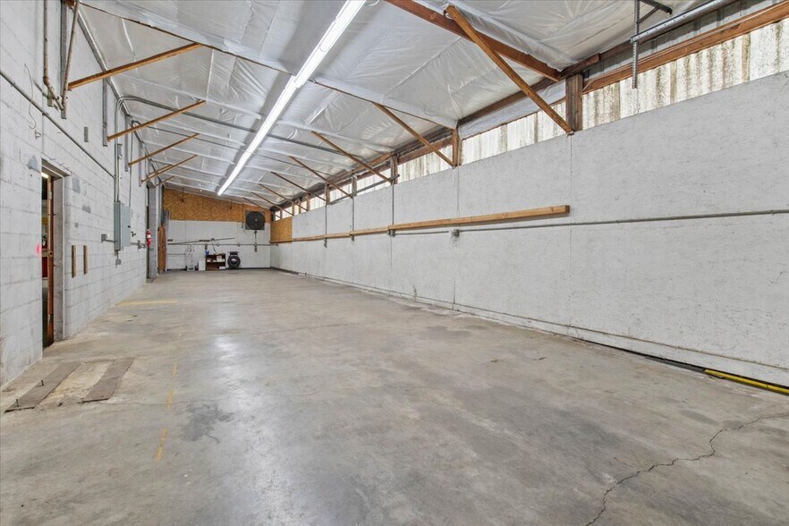 More Photos Of 890 N Main St, Independence Warehouse For Sale