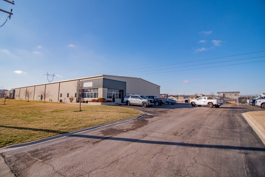 More Photos Of 371 Transpoint Dr, Dupo Warehouse For Lease