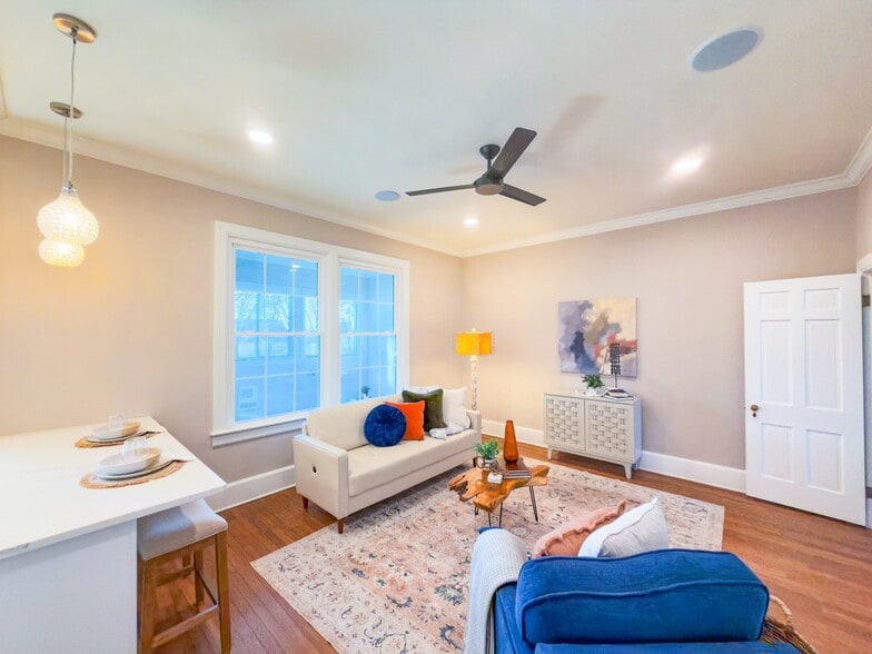 More Photos Of 621 E College St, Pulaski Hotel For Sale