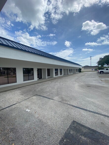 More Photos Of 13080 S Belcher Rd, Largo Office For Lease