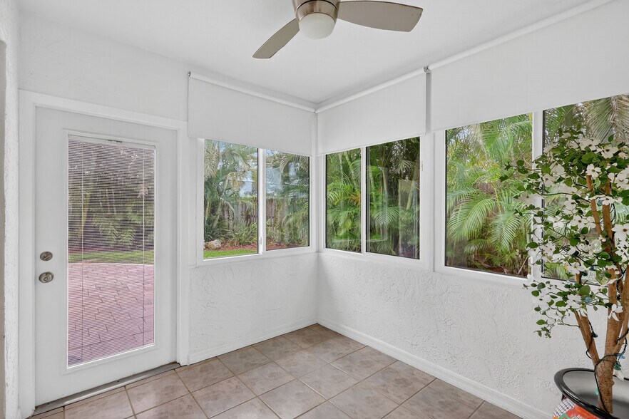 More Photos Of 1884 Southpointe Dr, Sarasota Apartments For Sale
