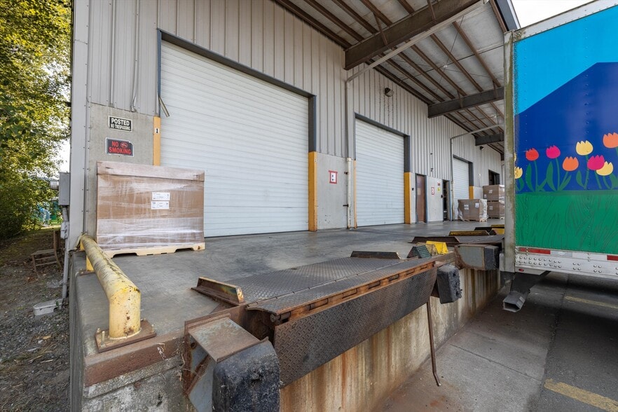 More Photos Of 3616 Old Highway 99 S Rd, Mount Vernon Distribution For Sale