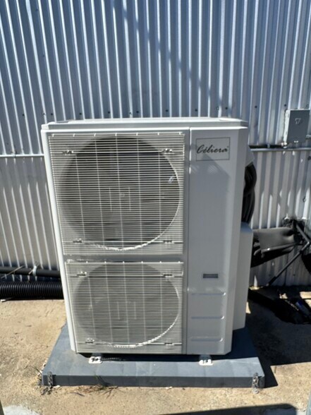 More Photos Of 1704 Kathleen Ave, Sacramento Flex For Lease