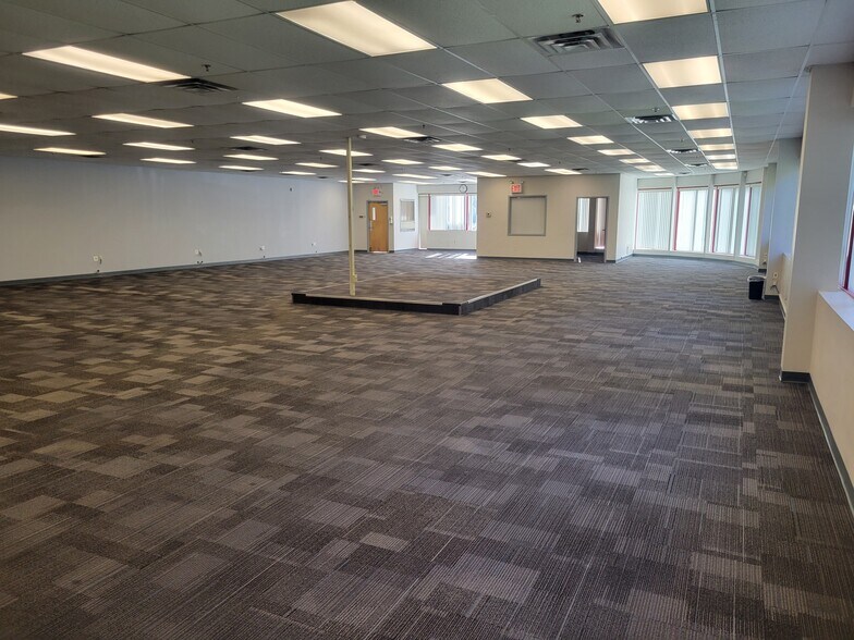 More Photos Of 900 Corporate Blvd, Newburgh Light Distribution For Lease