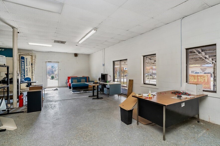 More Photos Of 1470 S Jefferson Ave, Cookeville Showroom For Sale