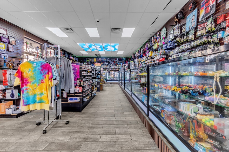 More Photos Of 7641 Hacks Cross Rd, Olive Branch Service Station For Sale