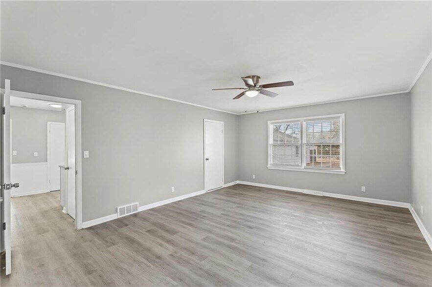 More Photos Of 13120 4th St, Grandview Industrial For Sale