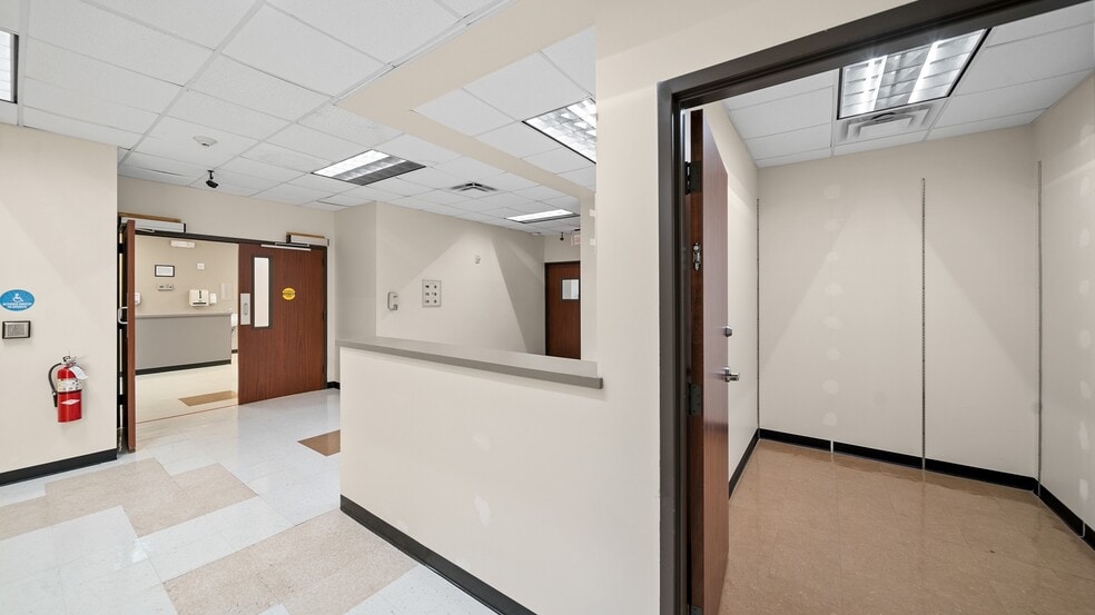 More Photos Of 910 N Highway 146, Baytown Medical For Lease