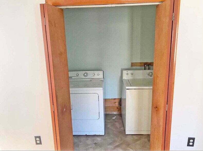 More Photos Of 129 Pike St, Carbondale Bar For Sale