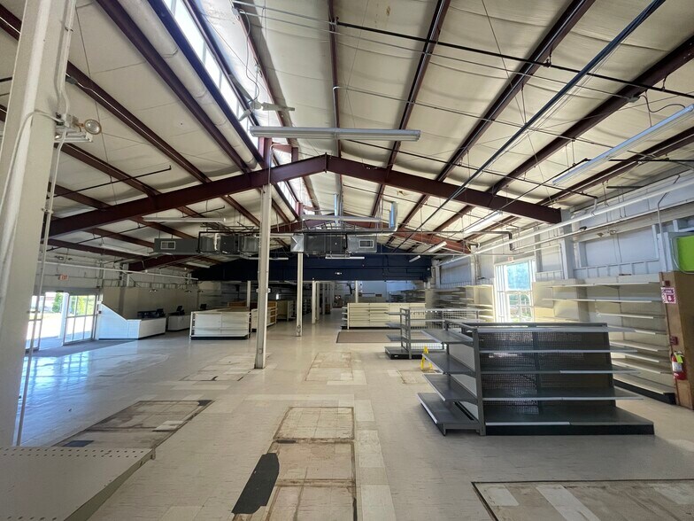 More Photos Of 11 Whitewood Ln, North Branford Garden Center For Sale