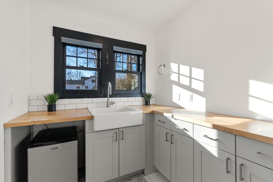 More Photos Of 15 NW Franklin Ave, Bend Office For Sale