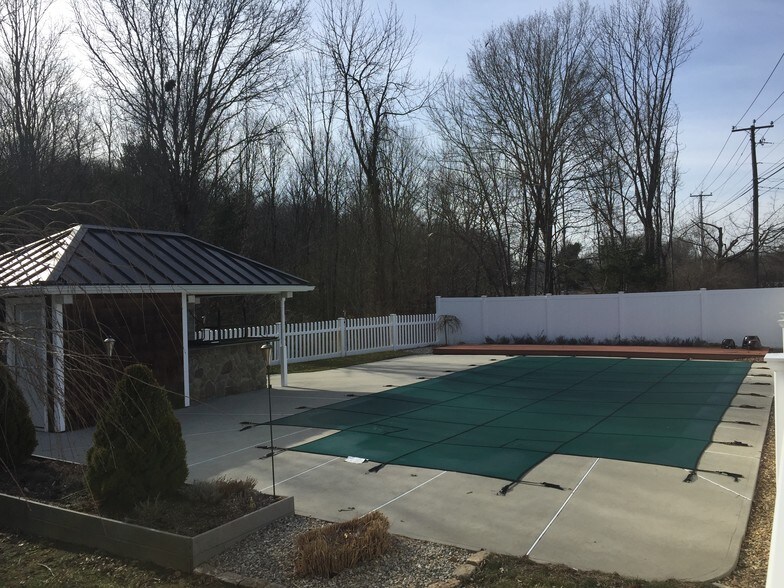 More Photos Of 139 Riverside Dr, Thompson Freestanding For Sale