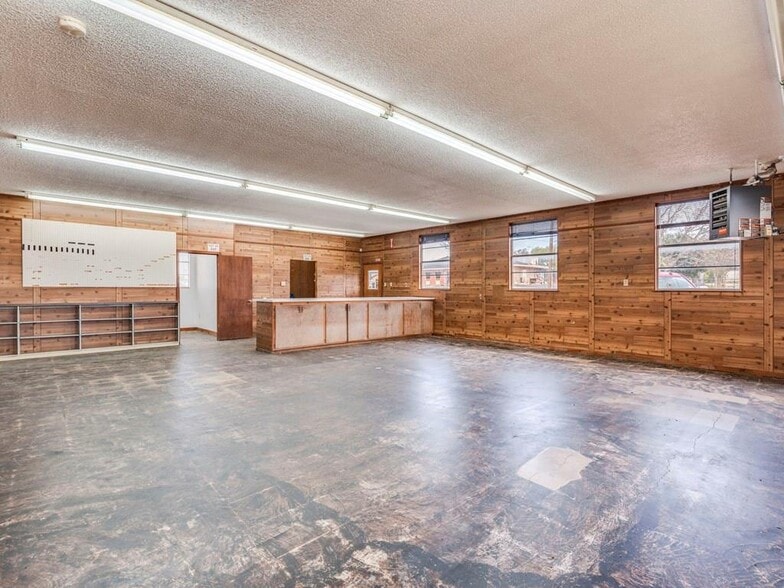 More Photos Of 185 S Titus St, Giddings Freestanding For Sale