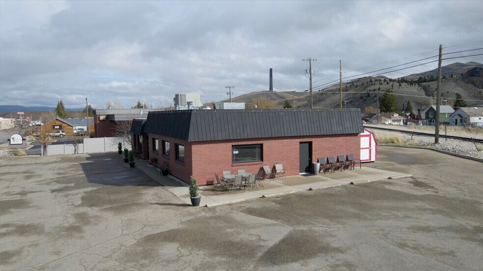 More Photos Of 1111 E Park Ave, Anaconda Restaurant For Sale