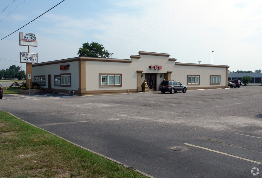 Primary Photo Of 411 Southeast Blvd, Clinton Restaurant For Lease