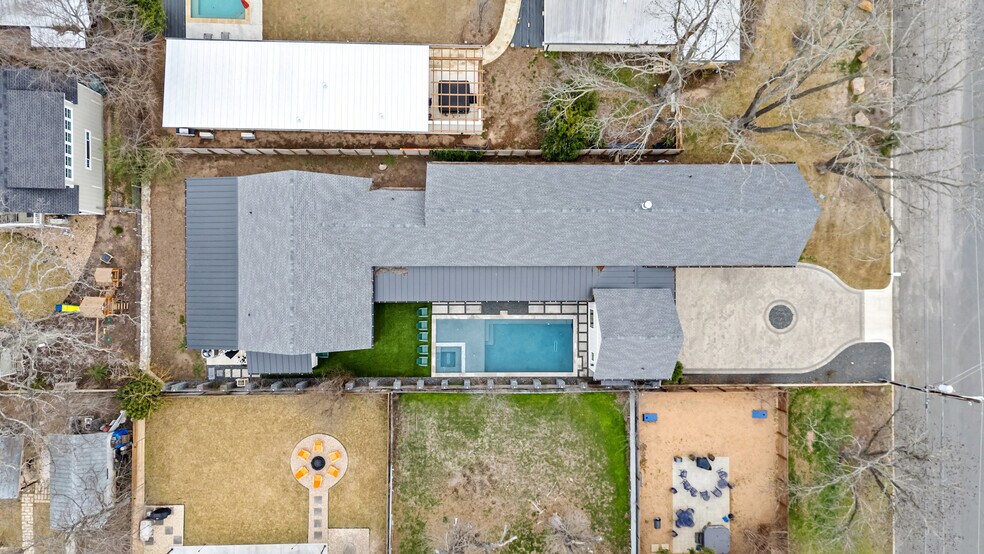 More Photos Of 106 E College St, Fredericksburg Specialty For Sale