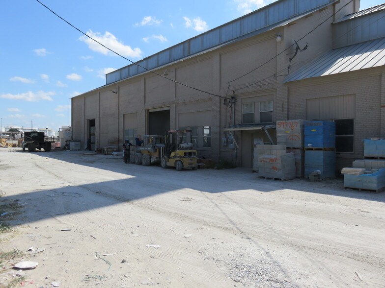 More Photos Of 2591 NE 28th St, Fort Worth Manufacturing For Lease