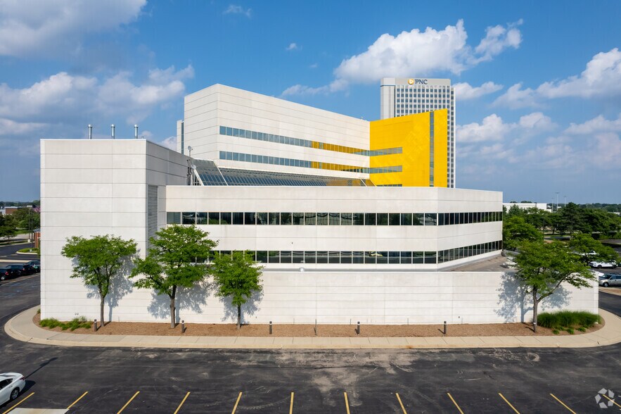 More Photos Of 801-803 W Big Beaver Rd, Troy Office For Lease