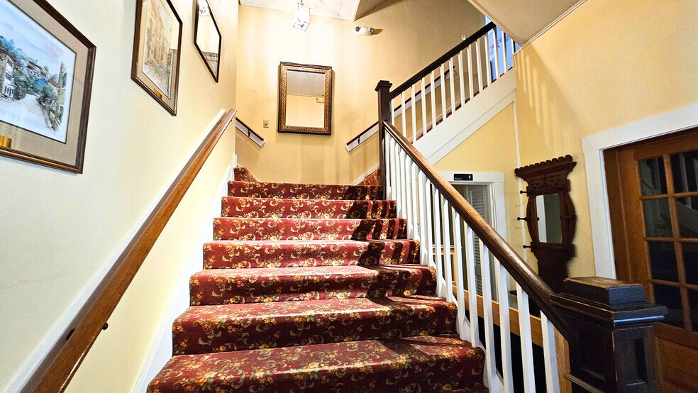 More Photos Of 40 Common St, Chester Hotel For Sale