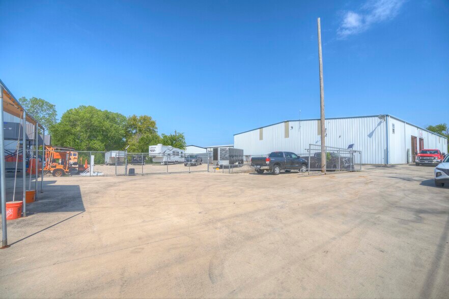 More Photos Of 11578 Airway Blvd, Roanoke Warehouse For Sale