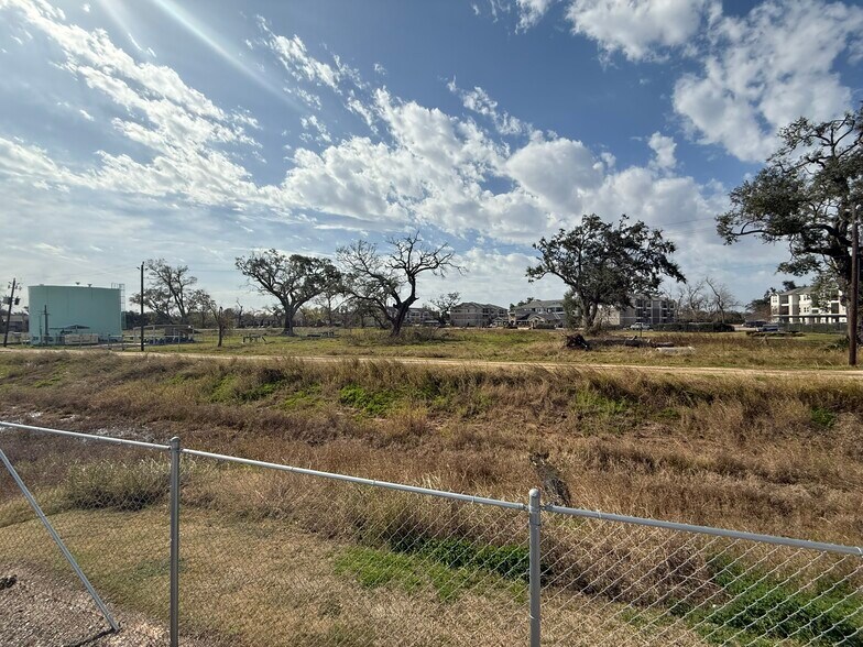 More Photos Of 105 Creekwood Landing Dr, Richwood Self Storage For Sale