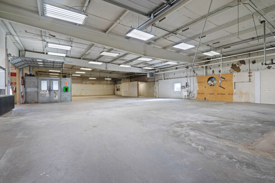 More Photos Of 1674 N Industrial Ave, Ottawa Manufacturing For Sale