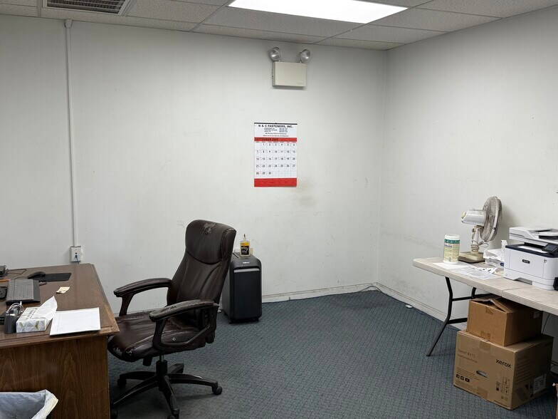 More Photos Of 97-125 Ashmore Dr, Leola Warehouse For Lease