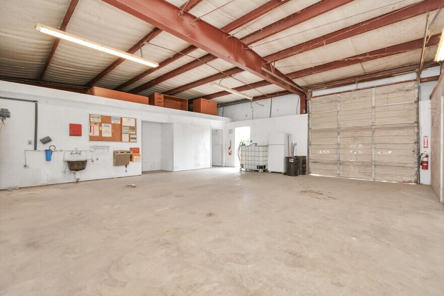 More Photos Of 1500 W Highway 6, Alvin Truck Terminal For Lease