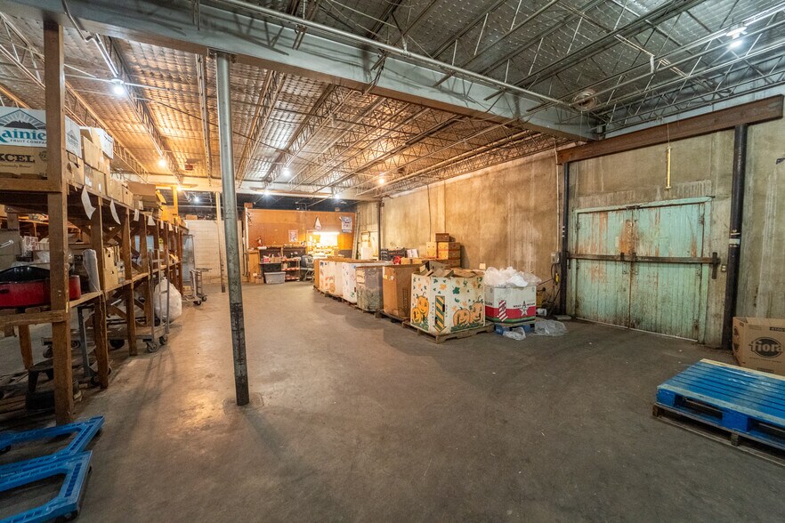 More Photos Of 1302 E Crestwood Dr, Victoria Storefront For Sale