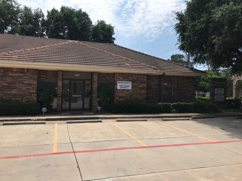 More Photos Of 2317 Roosevelt Dr, Arlington Office For Sale