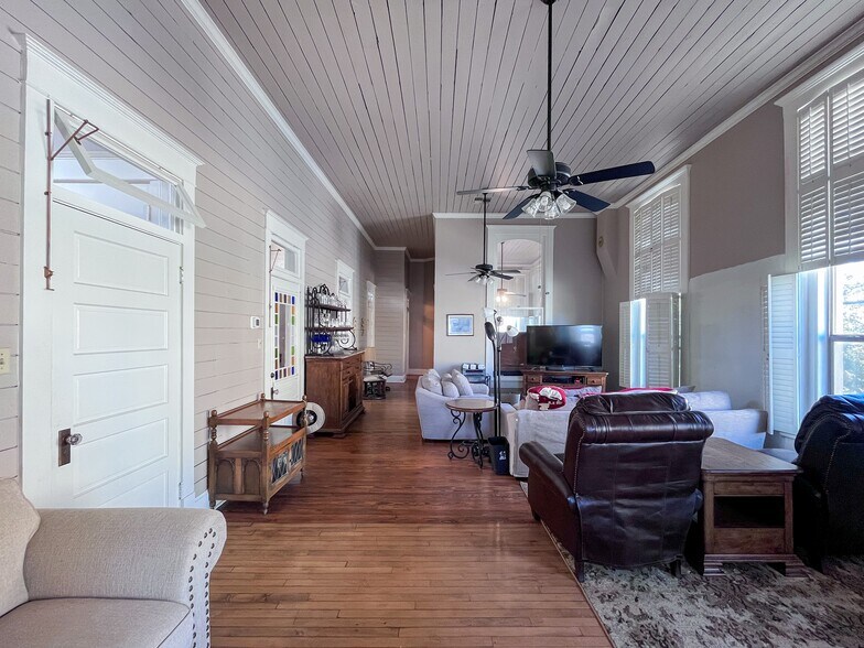 More Photos Of 301 S Saint Charles St, Brenham General Retail For Sale