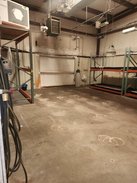 More Photos Of 810-812 SE 3rd St, Lawton Light Manufacturing For Sale