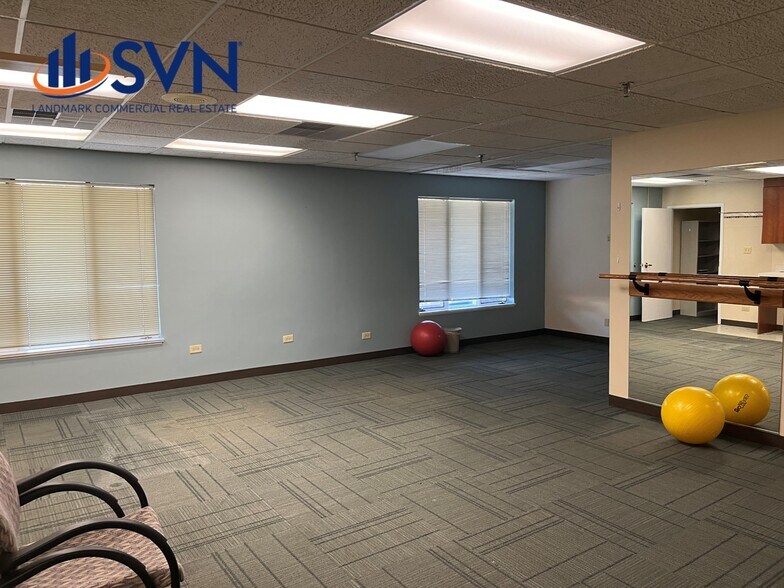 More Photos Of 511-515 Thornhill Dr, Carol Stream Unknown For Lease