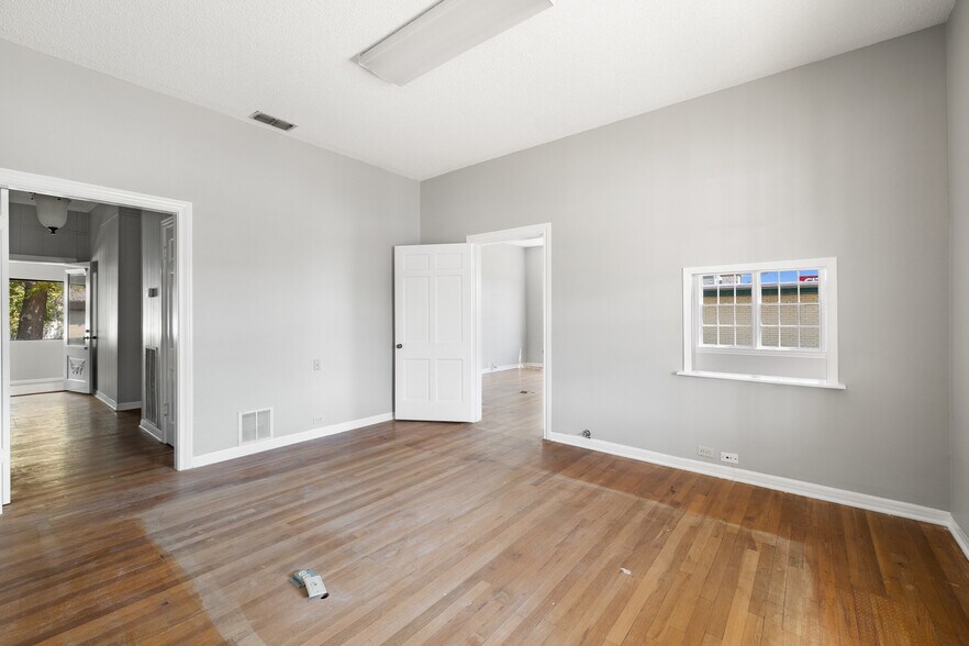 More Photos Of 620 N Main St, Taylor Storefront Retail Office For Sale