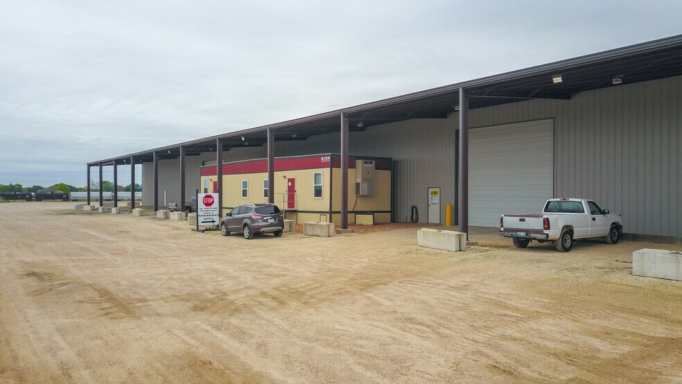 More Photos Of 236 Industrial Park Dr, Victoria Warehouse For Lease