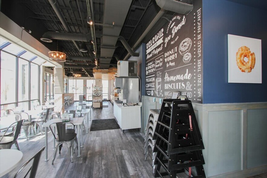 More Photos Of 720 E Rand Rd, Mount Prospect Fast Food For Sale