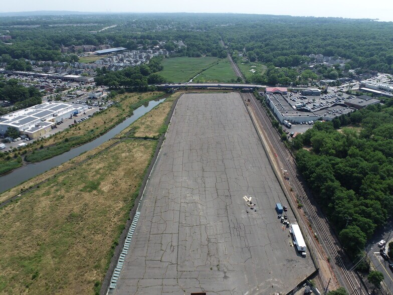 More Photos Of 1 Nassau Pl, Staten Island Warehouse For Lease