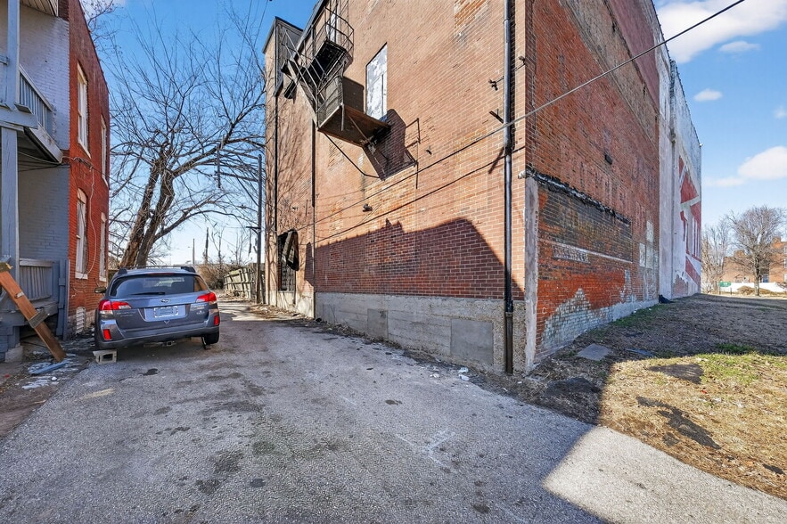 More Photos Of 2000-2014 Salisbury St, Saint Louis General Retail For Sale