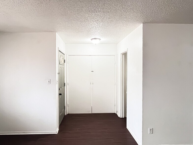 More Photos Of 800 Pine St, Hearne Apartments For Sale