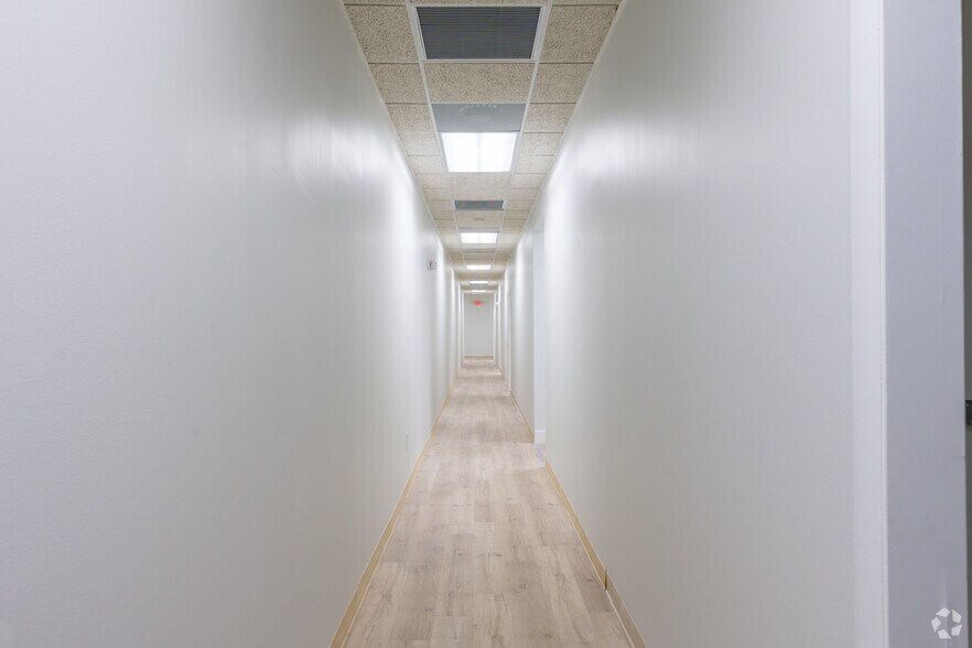 More Photos Of 1000 Park Centre Blvd, Miami Showroom For Lease