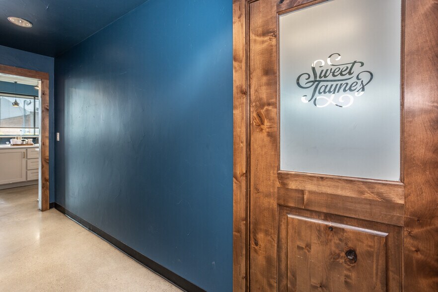 More Photos Of 211 N Weaver St, Gainesville Flex For Sale