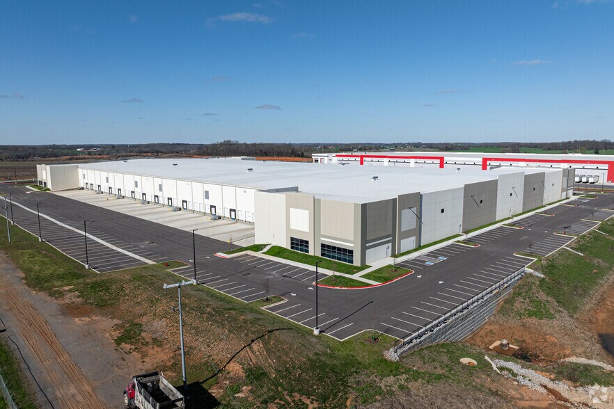 More Photos Of 1211 Vaughn Pky, Portland Distribution For Lease