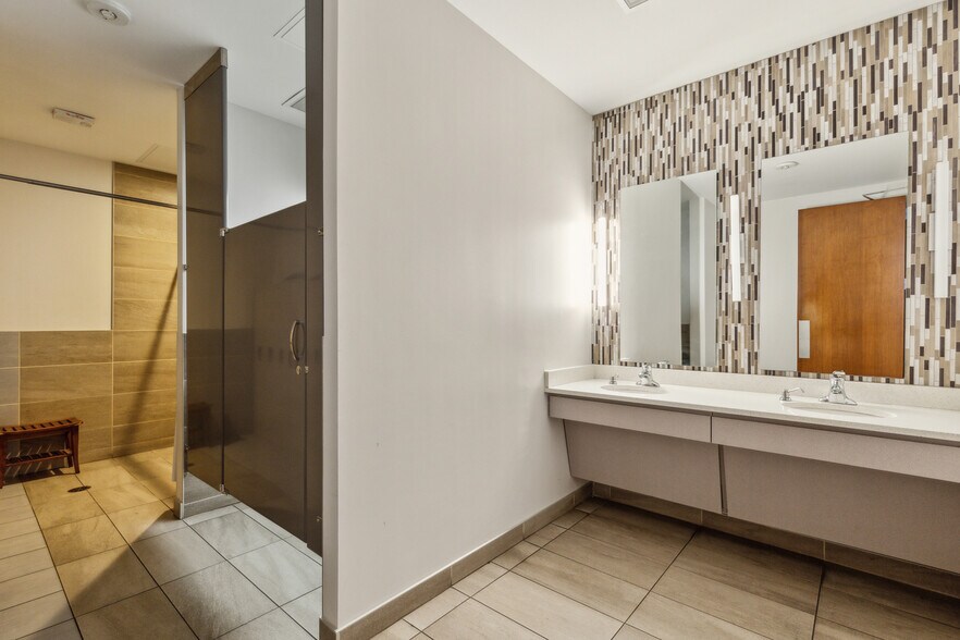 More Photos Of 2121 Midway Rd, Carrollton Office For Lease