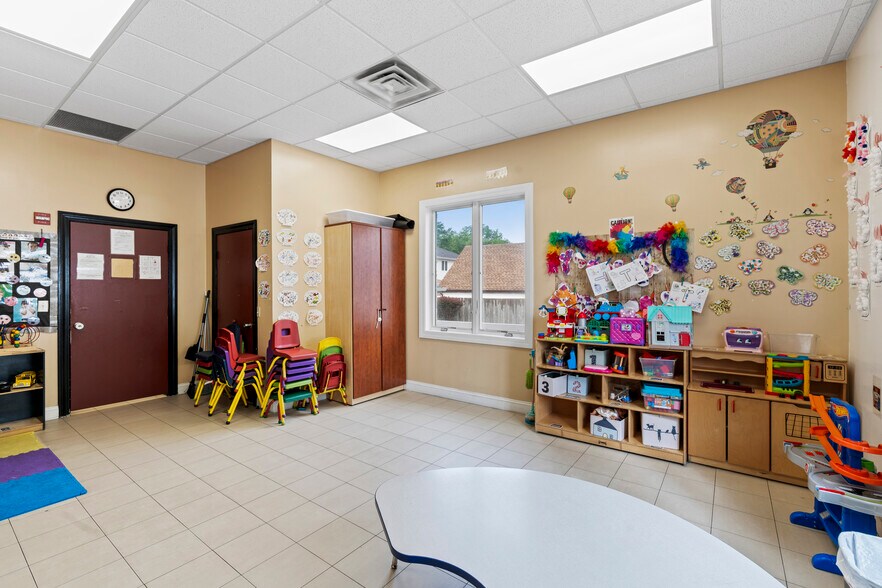 More Photos Of 2707 Hylan Blvd, Staten Island Office For Lease