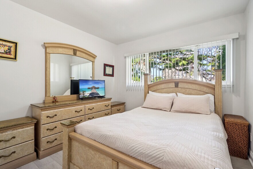More Photos Of 16428 Halsted St, North Hills Multifamily For Sale