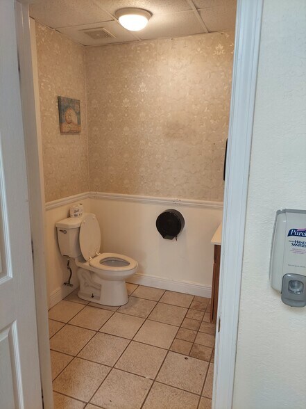 More Photos Of 180 E Burgess Rd, Pensacola Office For Lease